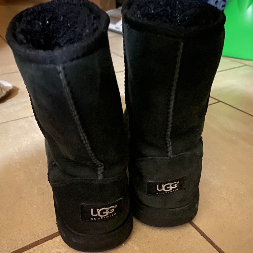 Black classic Ugg’s🖤 size 6